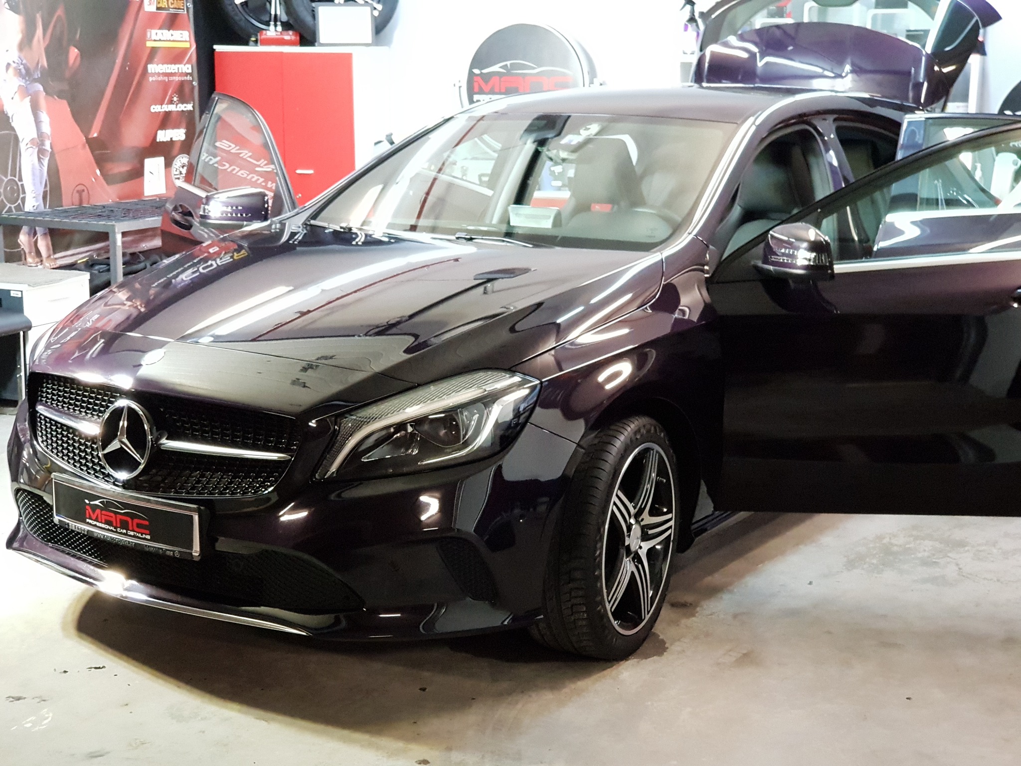 Mercedes s otvorenim vratima u MANC studiju