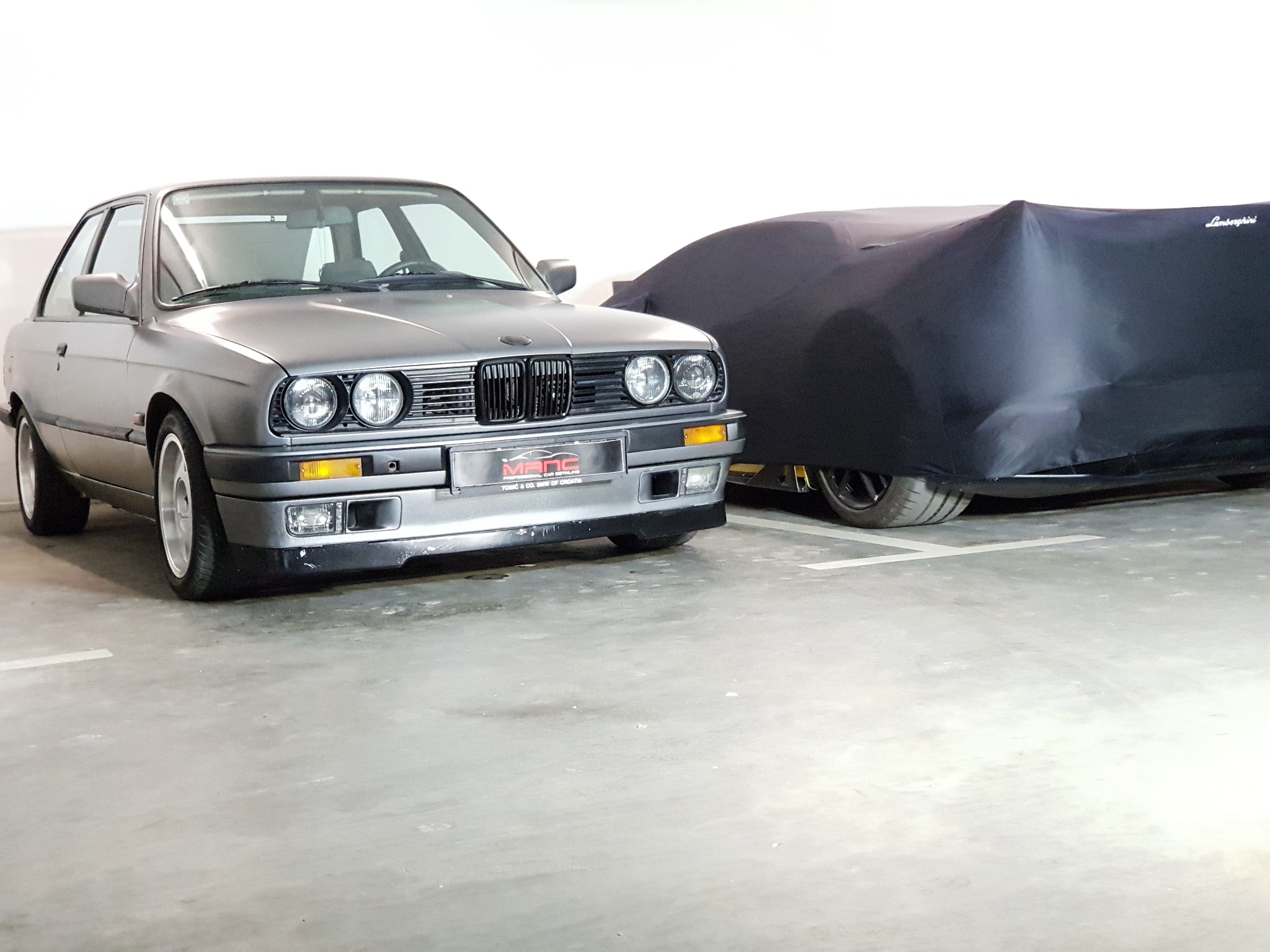 Klasični srebrni BMW u MANC studiju