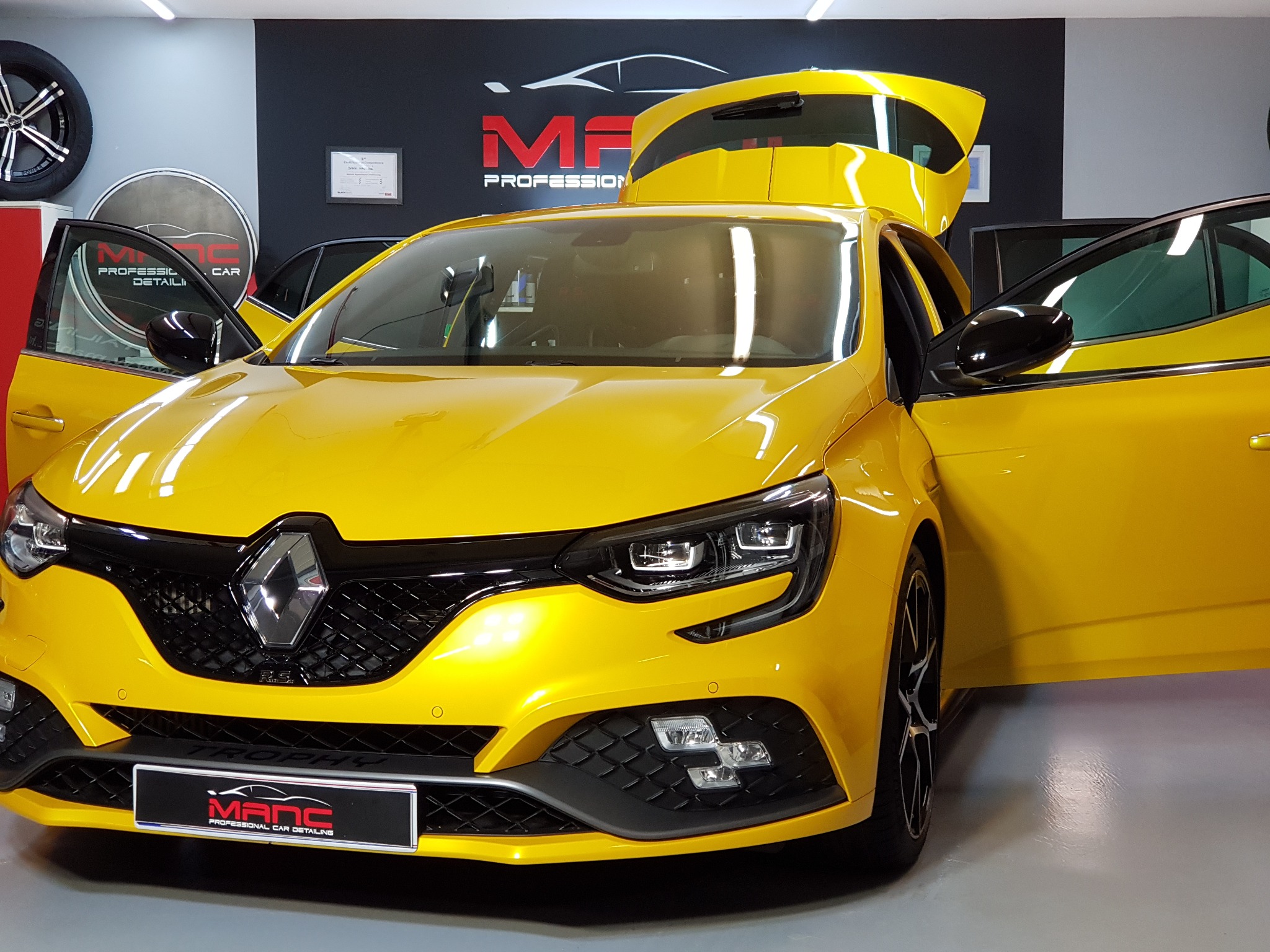 Žuti Renault u MANC studiju