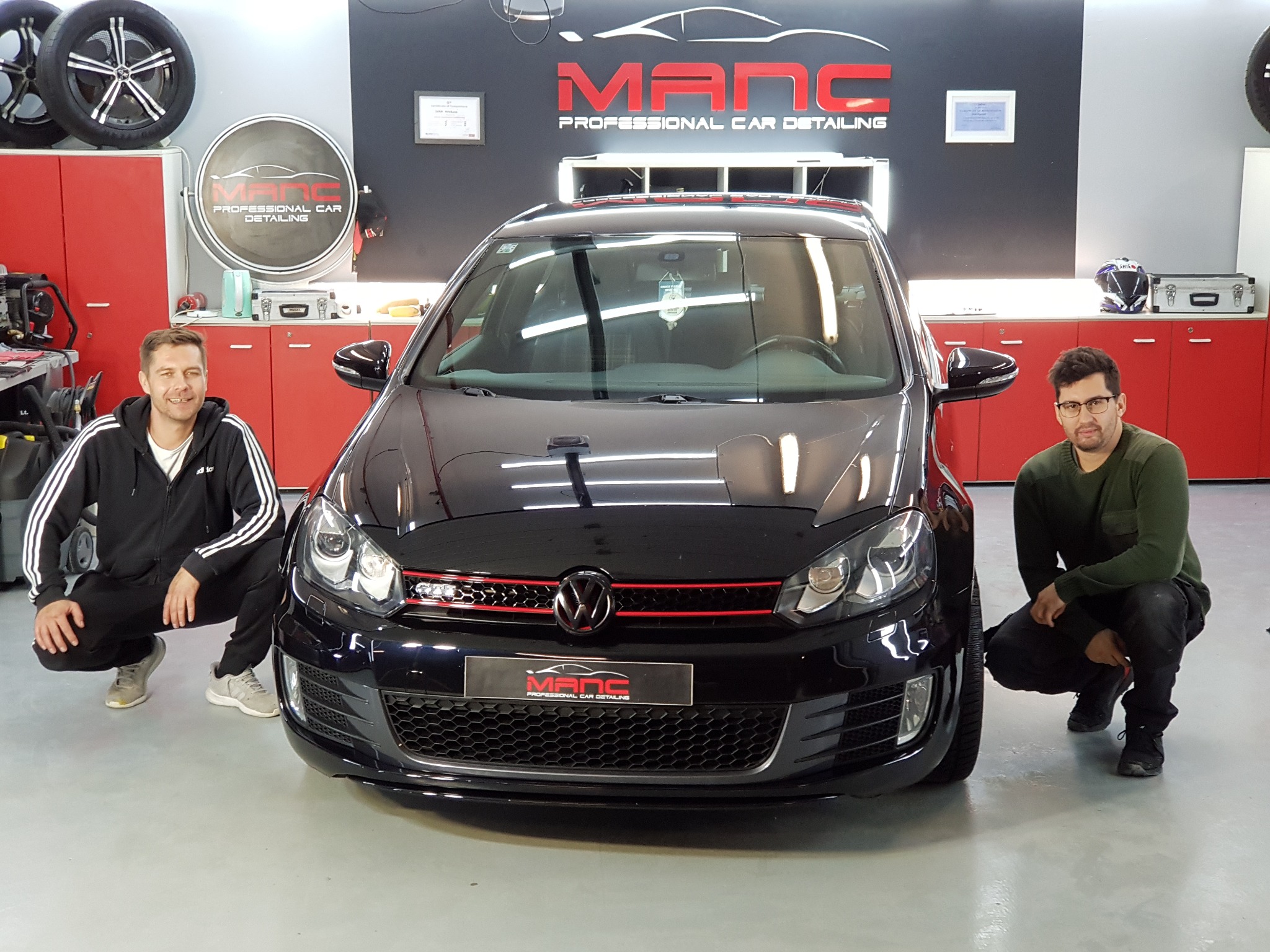 Volkswagen Golf GTI s klijentima u studiju