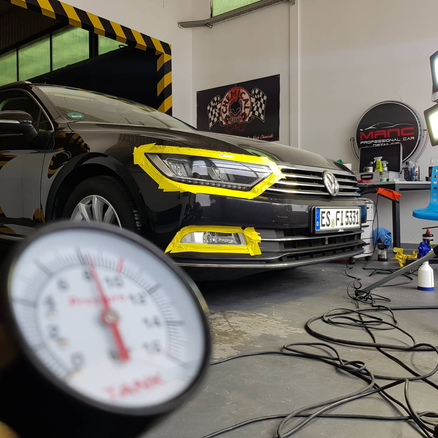 Mjerni instrument ispred Volkswagena u studiju