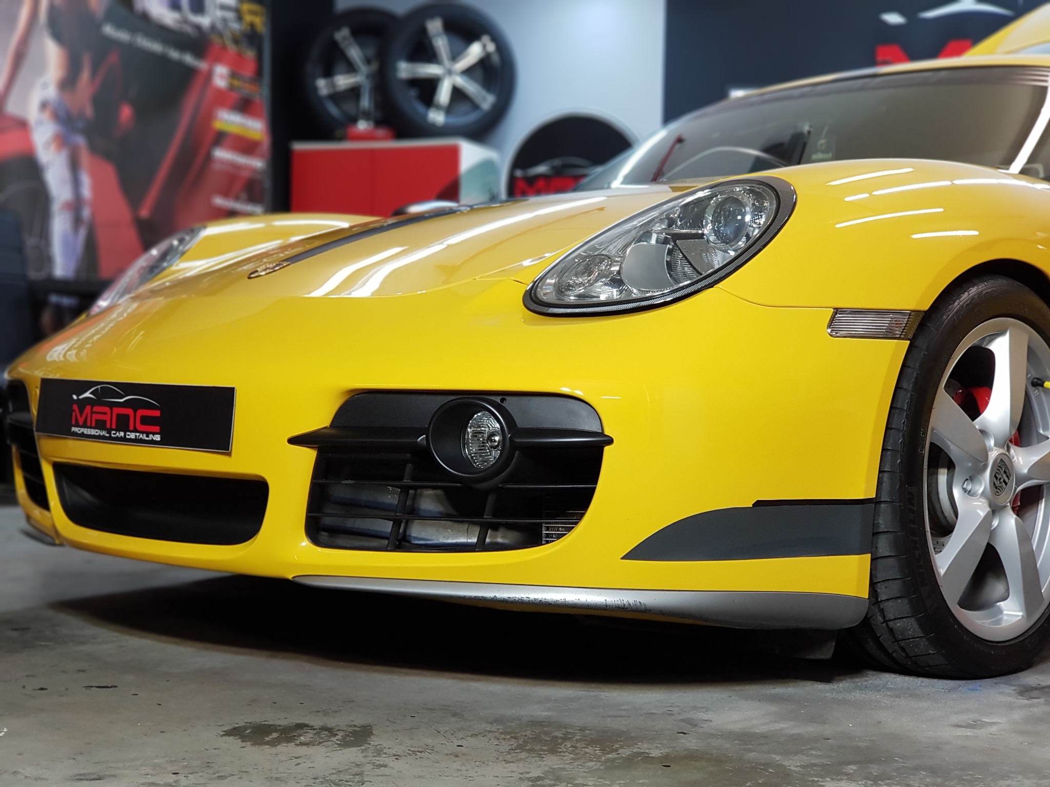 Žuti Porsche u MANC studiju