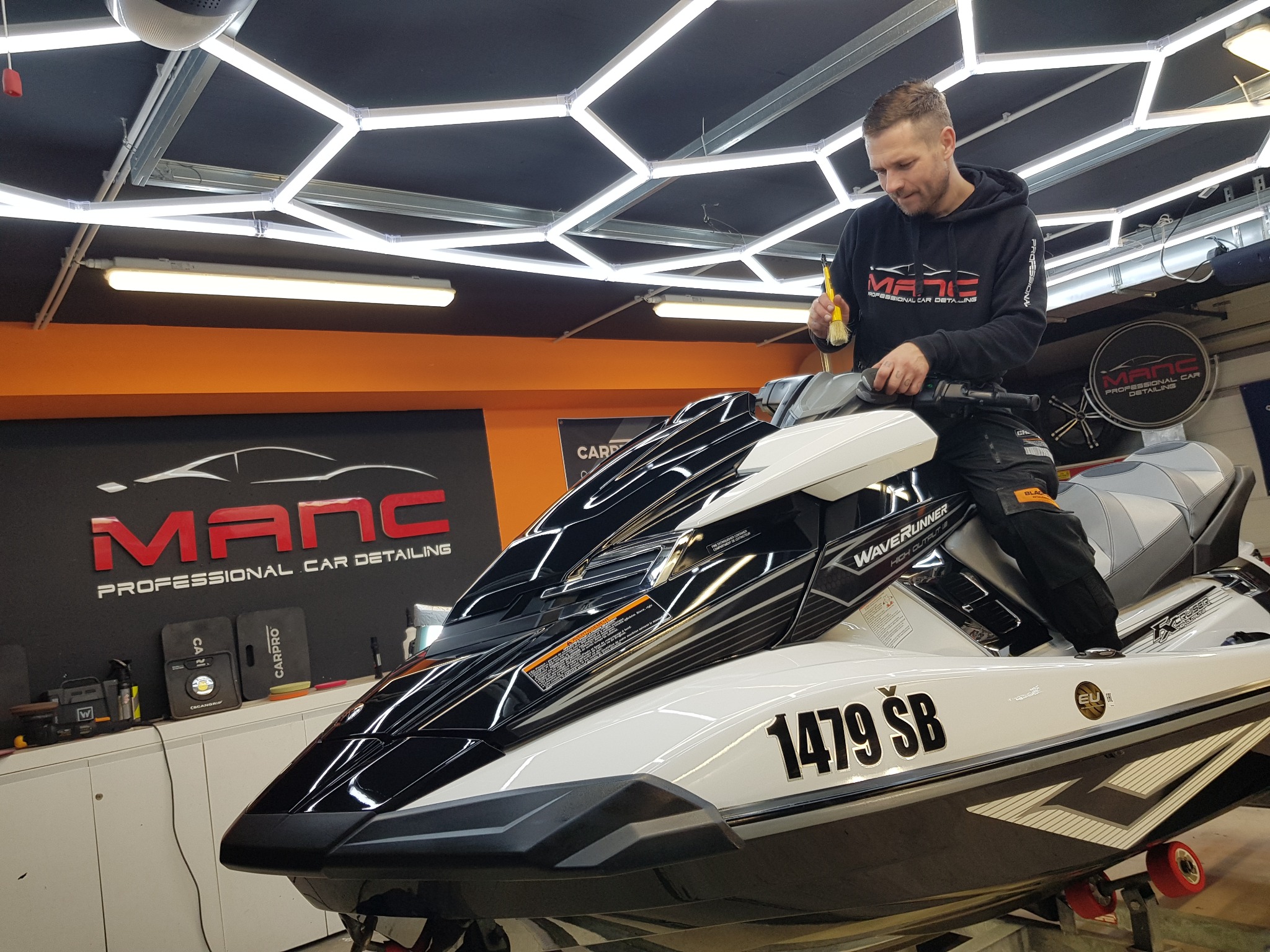 Precizna njega Yamaha vodenog skutera u studiju