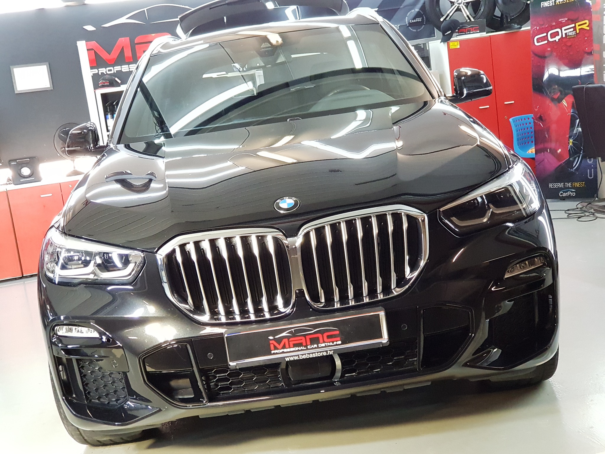 Crni BMW nakon detailinga